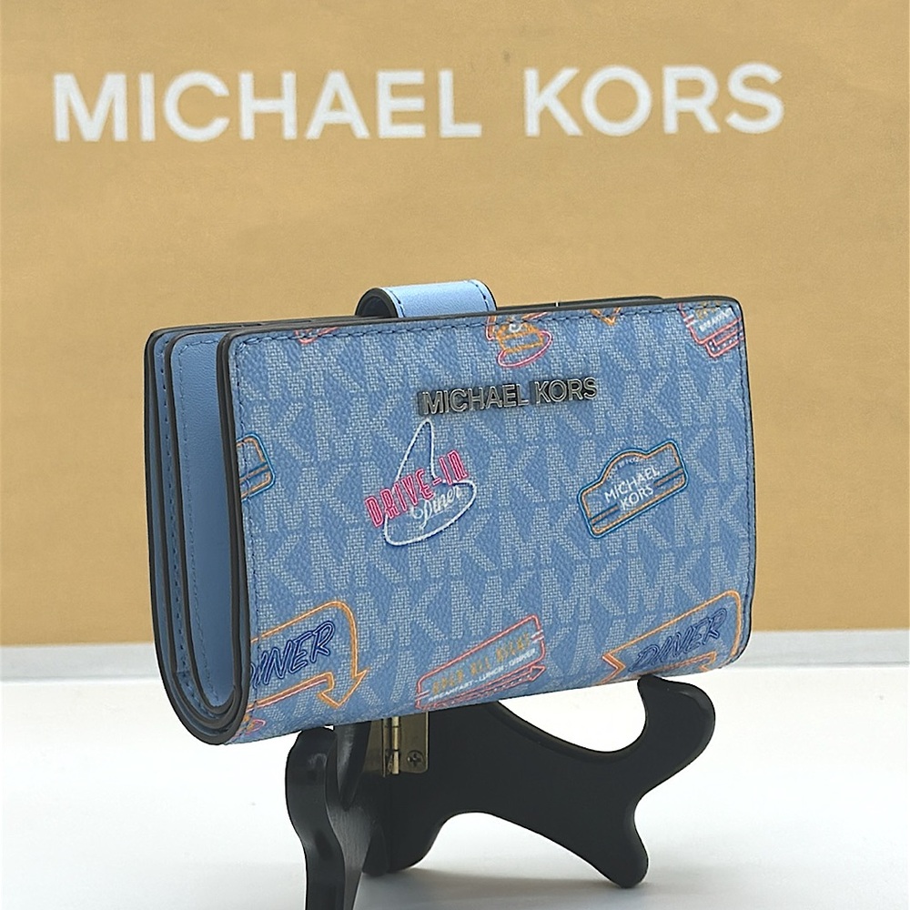 Michael Kors Jet Set Travel Medium Printed Signature Logo Bi-Fold Wallet - Picture 3 of 15